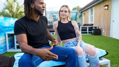 Blond amerikansk kone Joey White får en stor sort pik i røv i spabadet