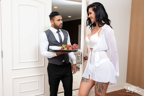 Fantastisk shemale Estela Duarte bliver kneppet af Ivan Bueno på hotelværelset