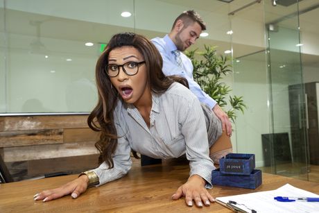 Shemale Jessy Dubai får sin røv kneppet af Dante Colle på kontoret