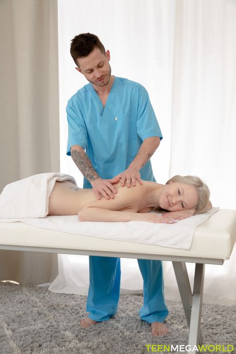 逃亡新娘是個喜歡被幹的性感金髮女郎