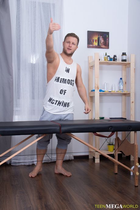 這位按摩師很幸運，因為他可以跟這個辣妹做愛