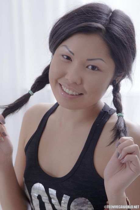 亞洲女按摩師 Veiki 被客戶舔陰並操弄