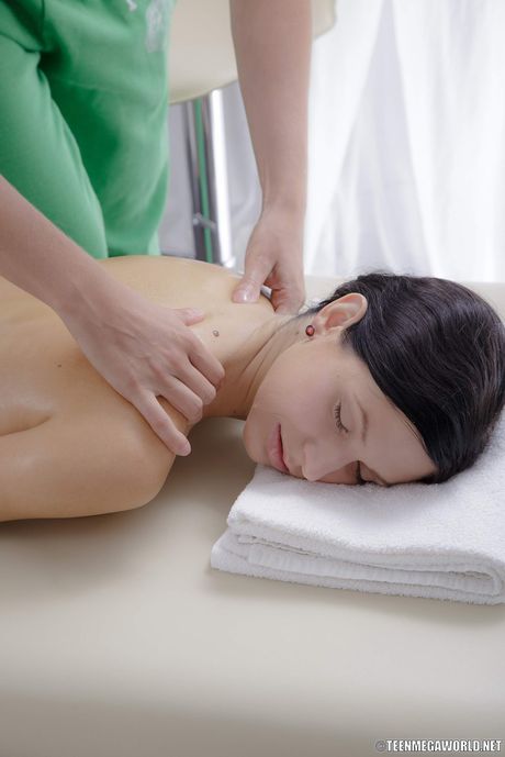 黑髮少女 Dinara 在床上做愛前接受按摩