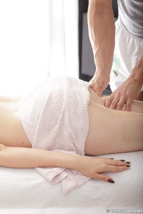 Perfekt russisk skønhed Sheila får sine fantastiske meloner og fisse olieret før en massage