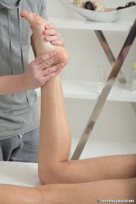 魅力的なロシアの可愛いアンナは、マッサージ師に彼女の猫を舐められ、チンコをされる