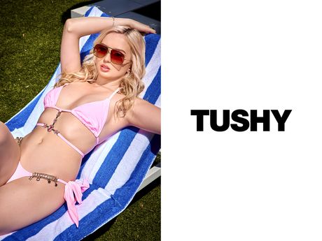 Babe Lexi Lore får sin sexede røv slikket af en liderlig fyr