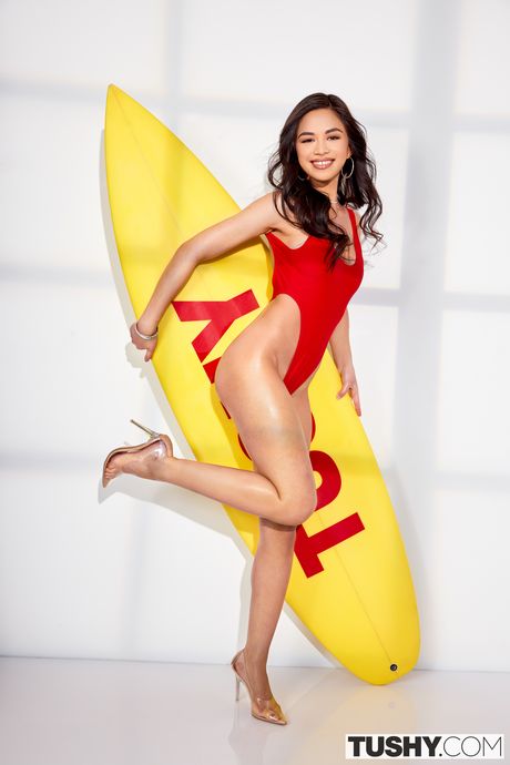 アジアのティーンスカーレットアレクシスはセックスの後に彼女のお尻に射精を受ける