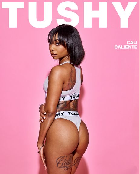 膚色黝黑的美國色情明星 Cali Caliente 被幹屁股，臉上被射精