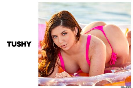 Den mørkhårede amerikanske skønhed Keira Croft har samleje med sin kæreste