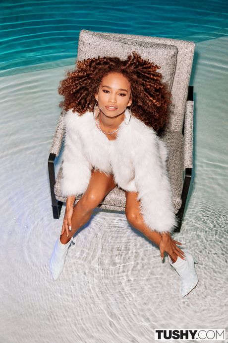 Den sorte amerikanske model Cecilia Lion får sin stramme røv slikket og sin fisse dicked