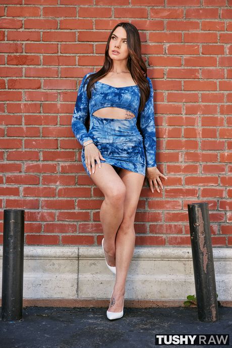 Mørkhåret pige Ivy Ireland bliver røvkneppet af en stor sort pik