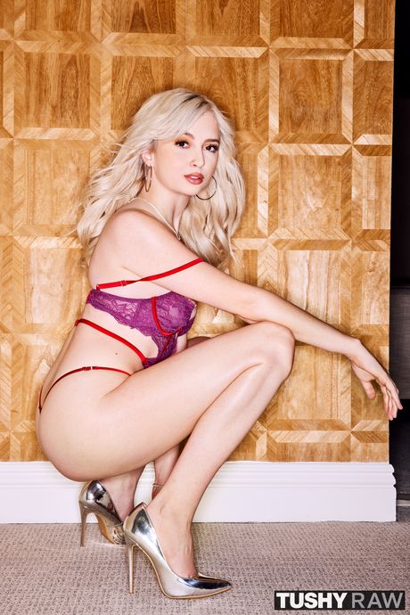 金髮美國寶貝 Lexi Lore 在蝙蝠肛交後內射