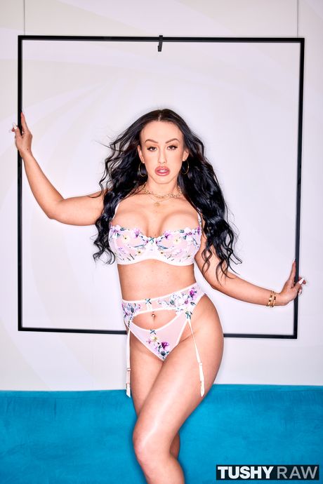 Mørkhåret teenager Jennifer White får sin twat fyldt efter en fisse slikning