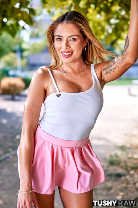 First-class Latina Vivianne Desilva gets her hot butt licked and her pussy dicked