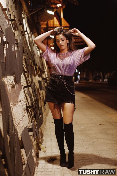 Fantastisk spansk brunette Penelope Cum sutter og rider en stor pik på sofaen