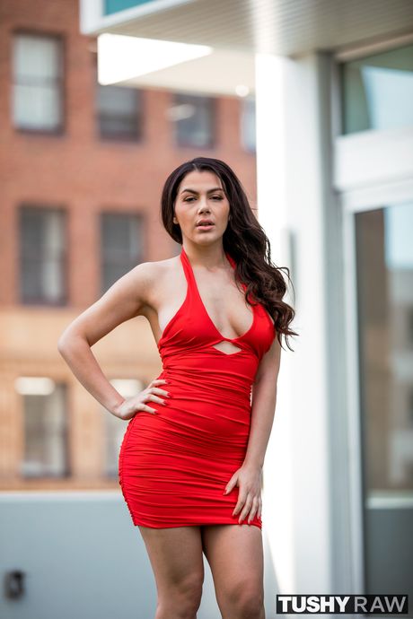Valentina Nappi får hendes røvhul strakt ud af en stor pik