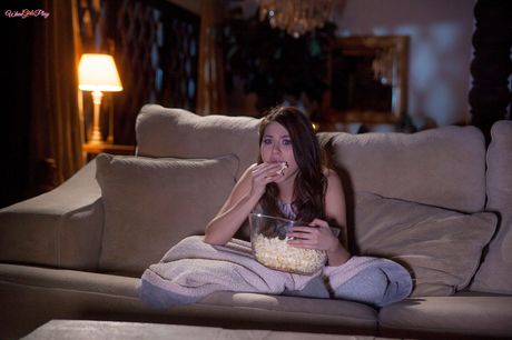 レズビアン美女セレステ・スターとシャイラ・ジェニングスが寝室でセックスをする