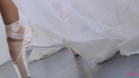 Smukke lesbiske Vanna Bardot og Brooklyn Gray fingre hinanden i fisse