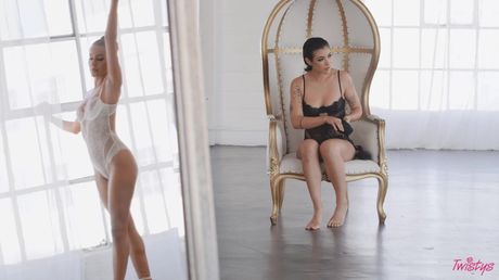 Smukke lesbiske Vanna Bardot og Brooklyn Gray fingre hinanden i fisse