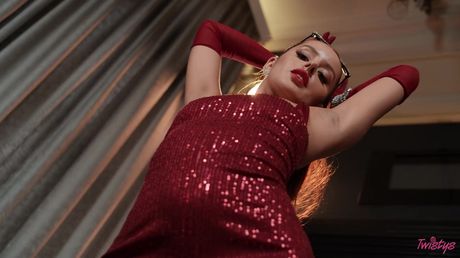 Superb american babe Vanna Bardot rubs wet pussy while wearing a Christmas tree