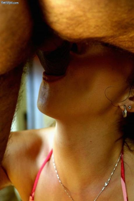 亞洲熟女 Kianna Dior 先吸吮雞巴，然後穿上漁網襪被幹