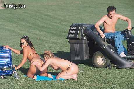 レズビアンのティーンエイジャー、アドリアナ・セージとデイトン・レインズが野原で毛布の上でセックスをする