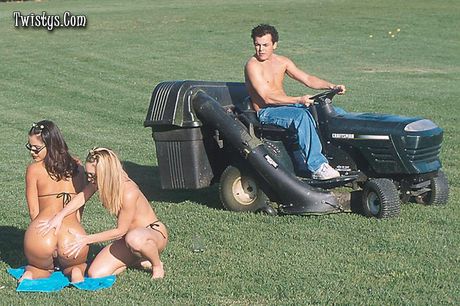 レズビアンのティーンエイジャー、アドリアナ・セージとデイトン・レインズが野原で毛布の上でセックスをする