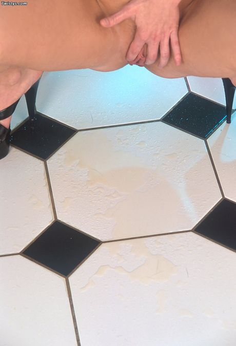 金髪のアメリカ人少女デイトン・レインズが革のパンツを脱いでオマンコを露出