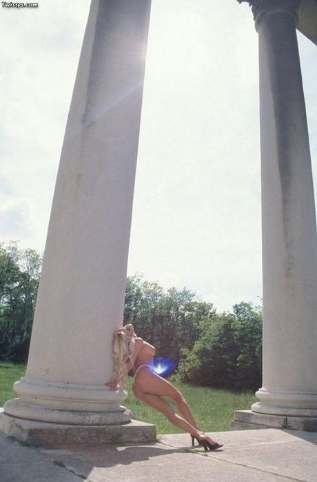 魅惑的なチェコの金髪ズデンカ・ポドカポワがラテックスドレスでヌードになる