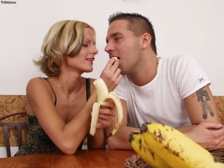 英國女孩 Christal 在沙發上被舔陰乾