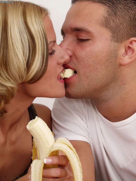 英國女孩 Christal 在沙發上被舔陰乾