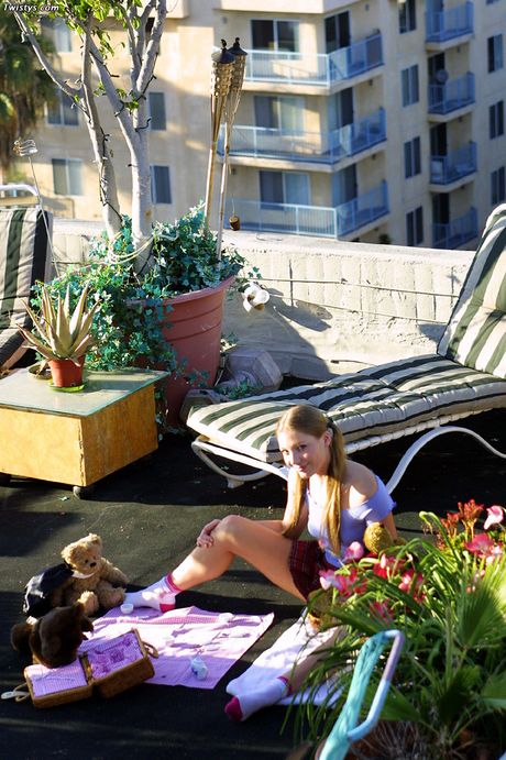 頑皮的美國美女奧羅拉·斯諾的陰部和肛門被雞巴猛乾