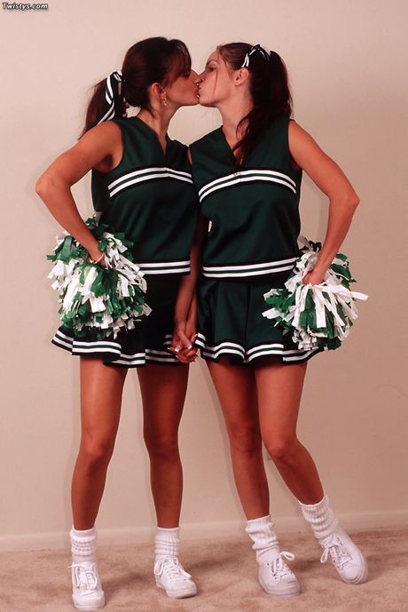 Smukke cheerleaders Charlie og Paulina bliver nøgne og spreder deres fisser