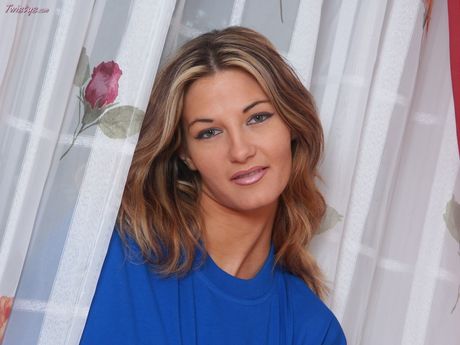 金髪のポーランド人女性ヴァネッサ・Bが椅子の上で優雅にヌードになる