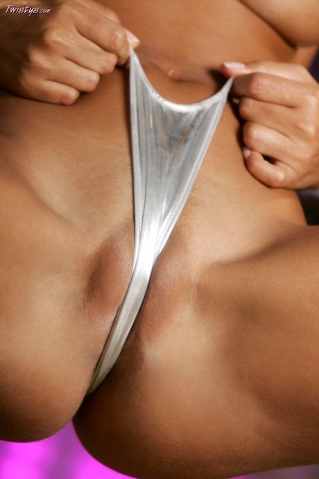 性感的黑人美女麗塔·格蘭貝裡脫下衣服，露出她豐滿的胸部和剃光的陰部