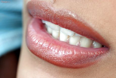 素敵なメキシコのティーン、アドリアナ・セージがセクシーなお尻を見せ、彼女の膣唇を広げます