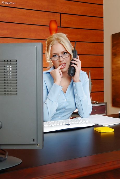 Pretty american blonde Riley Evans highlights her amazing tits and spreads her pussy