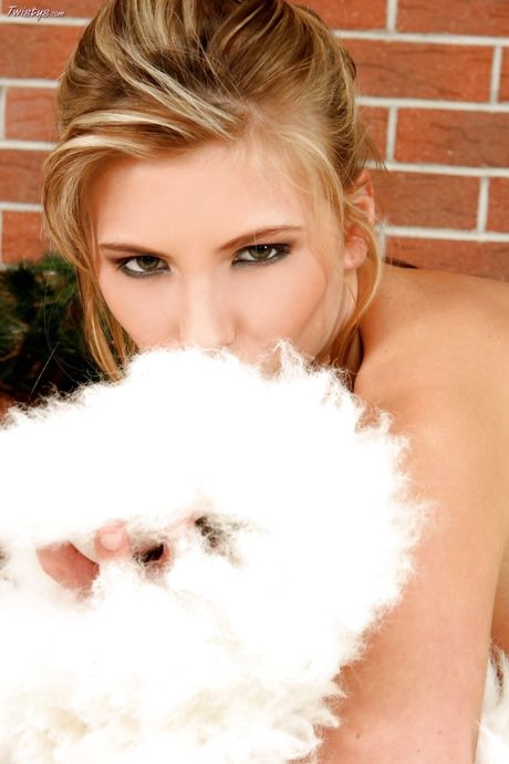 Blond tjekkisk dukke Gina tager et korset og støvler af, før hun viser sin skaldede fisse