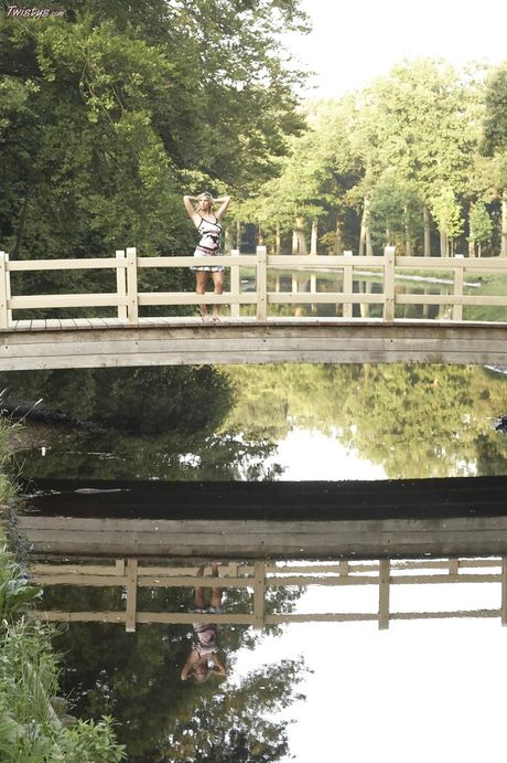 金髮捷克媽媽卡羅爾·戈爾德（Carol Gold）展示了她驚人的乳房，並在戶外玩弄她的陰部