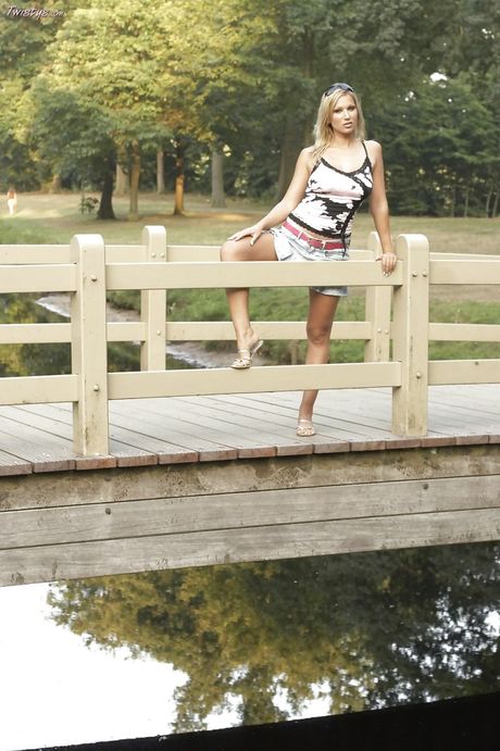 金髮捷克媽媽卡羅爾·戈爾德（Carol Gold）展示了她驚人的乳房，並在戶外玩弄她的陰部