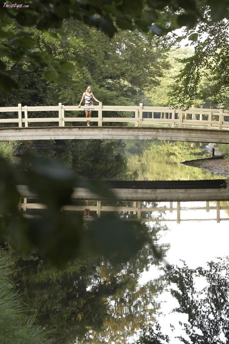 金髮捷克媽媽卡羅爾·戈爾德（Carol Gold）展示了她驚人的乳房，並在戶外玩弄她的陰部