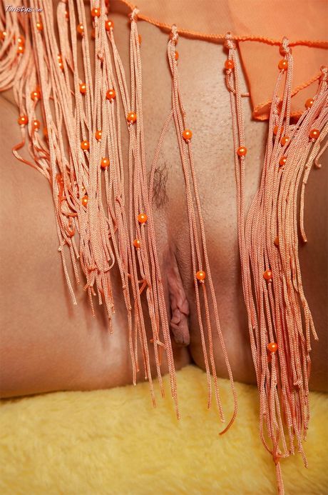 魅力的なチェコの美女ジェニは、彼女の自然なおっぱいとトリミングされた猫を脱いで強調します