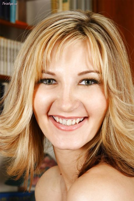 Lyshåret, poleret cougar Vanessa B fremhæver sine store bryster og viser sin naturlige form i en solo