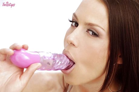 Den britiske skønhed Mckenzie Lee demonstrerer sine massive bryster og legetøj til sin fisse