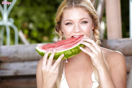 淺色頭髮的美國、愛爾蘭、拉脫維亞女孩傑西·安德魯斯在露檯椅上脫光衣服