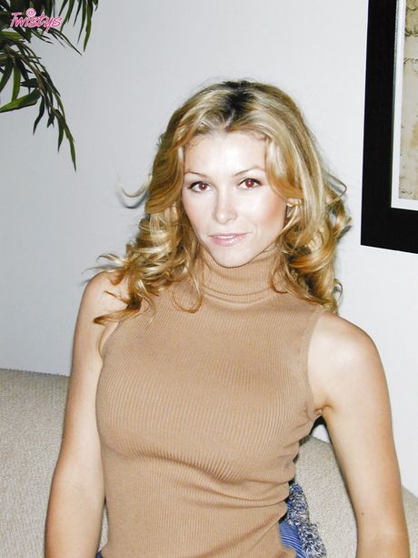 Lyshåret amerikansk MILF Heather Vandeven afslører sine store bryster og modeller i rå tilstand