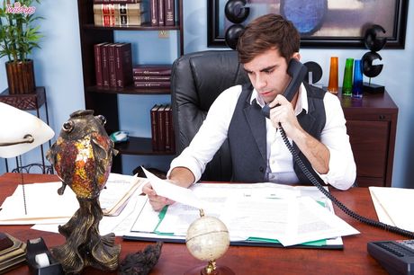 Asiatisk babe Marica Hase får sin fisse kneppet af en liderlig fyr