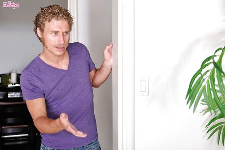 拉丁美女 Chloe Amour 的火熱小穴被猛烈舔舐和乾插