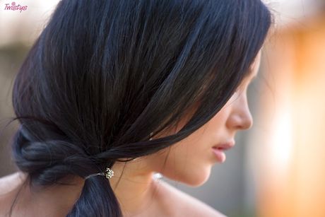 Mørkhåret teenager Malena Fendi bliver nøgen på en havestol