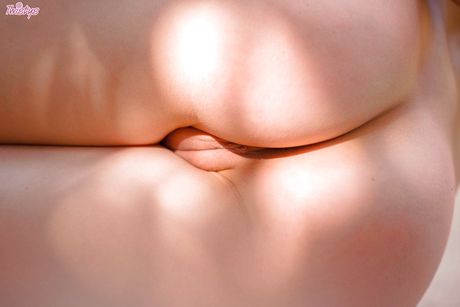 Mørkhåret teenager Malena Fendi bliver nøgen på en havestol